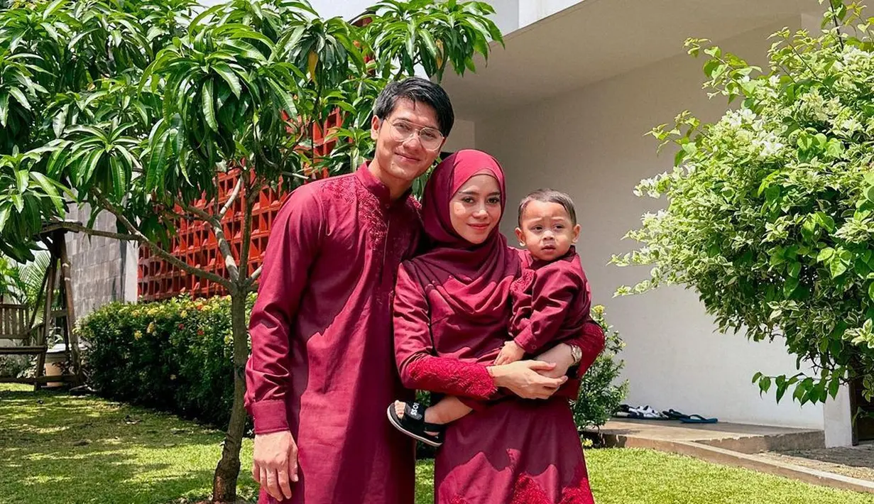 Baju kurung sederhana tapi anggun dari Lesti Kejora. Ia mengenakan baju kurung warna merah marun dengan aksen lace di bagian bawahnya.