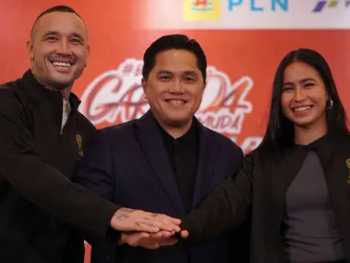 Ketum PSSI Erick Thohir (tengah) didampingi pesepak bola Radja Nainggolan (kiri) dan Sabreena Dressler berfoto bersama setelah konferensi pers di Jakarta, Rabu (8/11/2023). Ketum PSSI mengajak dua figur sepak bola tersebut sebagai duta Piala Dunia U-17 2023. (Bola.com/Adine Wirya)