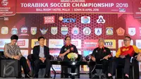 Direktur Utama PT GTS, Joko Driyono (tengah) menjawab pertanyaan saat peluncuran Torabika Soccer Championship 2016 di Hotel Mulia, Jakarta, Senin (18/4/2016). TSC diikuti 18 klub sepakbola professional se-Indonesia. (Liputan6.com/Helmi Fithriansyah)