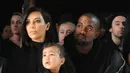 Muak dengan perilaku negatif Kim Kardashian yang kerap memanfaatkan kedua buah hatinya, Kanye West tak tinggal diam dirinya mengaku sangat marah dengan Kim karena mengeksploitasi sang anak. (AFP/Bintang.com)
