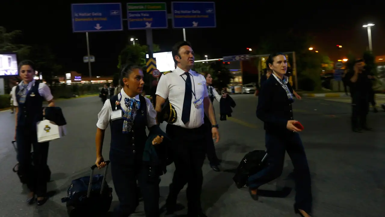20160628-Kepanikan dan Kekacauan Saat Ledakan Bom Turki di Bandara Istanbul-Turki