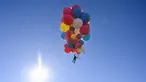 David Blaine terbang dengan memegang balon helium saat melakukan aksi "Ascension" di Page, Arizona, Amerika Serikat, Rabu (2/9/2020). David Blaine berhasil melakukan aksi ekstrem tersebut dengan terbang setinggi 7.600 meter. (David Becker/GETTY IMAGES NORTH AMERICA/Getty Images via AFP)