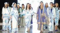 Sejumlah model memeragakan busana rancangan desainer Ghea Panggabean saat tampil dalam acara budaya perempuan Supreme Indonesia di Silang Monas, Jakarta, Selasa (31/7). (Foto: Liputan6.com/ Faizal Fanani)
