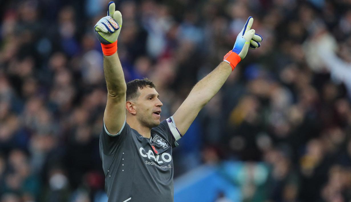 Emiliano Martinez. Kiper asal Argentina berusia 30 tahun ini kini tengah menjalani musim ketiga bersama Aston Villa sejak didatangkan dari Arsenal pada awal musim 2020/2021 dengan nlai transfer 17,4 juta euro. Selama membela Arsenal sejak 2011/2012, ia lebih banyak dipinjamkan ke beberapa klub championship. Hingga ini ia telah tampil dalam 88 laga di Liga Inggris bersama The Villans dengan torehan 30 kali clean sheet dan kebobolan 111 gol. (AFP/Geoff Caddick)