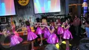 Cherrybelle tampil kompak dengan gaun berwarna pink pada konser bertajuk Koin: Senandung Untuk Negeri Indonesia (Liputan6.com/Faisal R Syam).