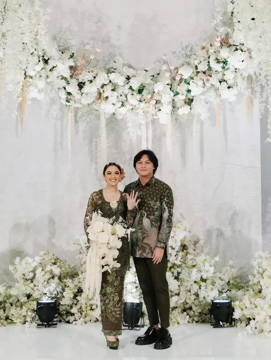 Sedangkan Rizky Febian tampil lebih sederhana. Rizky Febian tampil mengenakan atasan batik lengan panjang yang serasi dengan kebaya Mahalini, dipadu dengan dengan celana panjang hitam. Foto: Instagram.