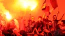 Usai menyaksikan laga Legenda Indonesia vs World Football Legends, para milanisti menyalakan kembang api dan menyanyikan yel-yel klub AC Milan, (7/6/2014). (Liputan6.com/Helmi Fithriansyah)