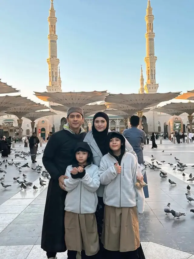 Tampilan Donita saat Umrah Bersama Keluarga di Awal 2025. [@donitabhubiy]