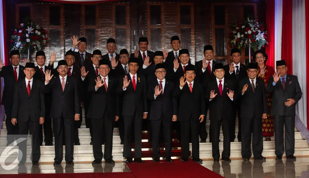 Presiden Joko Widodo berfoto bersama usai sidang tahunan MPR RI Tahun 2015 di Kompleks Parlemen, Jakarta, Jumat (14/8/2015). (Liputan6.com/Faizal Fanani)