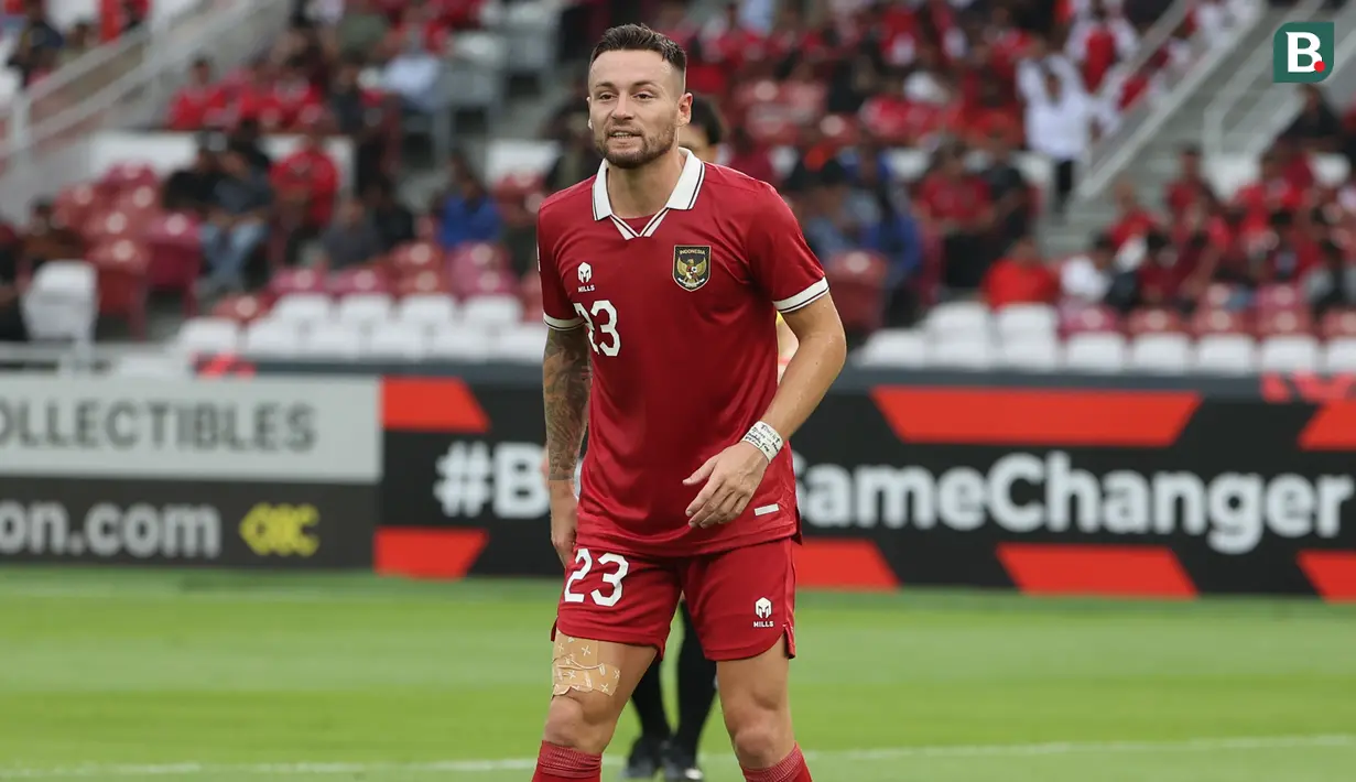 Marc Klok. Gelandang tengah naturalisasi kelahiran Belanda berusia 29 tahun yang sejak 30 Juni 2021 memperkuat Persib Bandung ini menjadi pemain dengan nilai pasar tertinggi kedua di kubu Timnas Indonesia pada ajang Piala AFF 2022. Saat ini ia berbanderol 450 ribu euro atau setara Rp7,5 miliar. Bersama Timnas Indonesia, ia telah mengoleksi 7 caps dengan torehan 3 gol sejak melakukan debut pada 1 Juni 2022. (Bola.com/Abdul Aziz)
