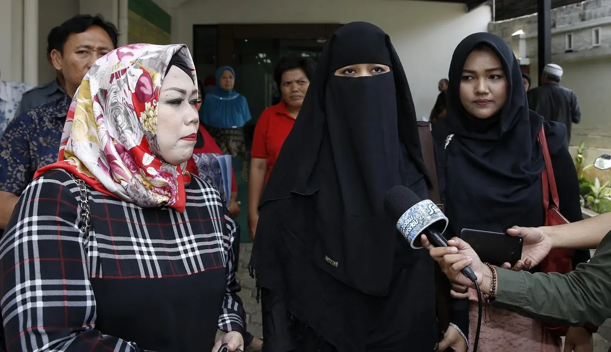 "Alhamdulillah bahagia, mau bercerai dua-duanya. Anak-anak dibawah pengasuhan mbak Dian," ucap Ina Rachman di Pengadilan Agama Jakarta Timur, Rabu (11/4/2018). (Adrian Putra/Bintang.com)