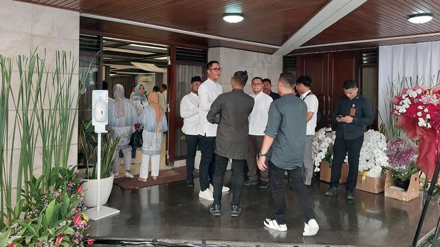 Menteri Investasi/Kepala Badam Koordinasi Penanaman Modal (BKPM) Bahlil Lahadalia menggelar open house pada momen Idul Fitri 1445H, Rabu (10/4/2024). (Foto: Liputan6.com/Arief R)