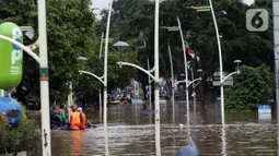 Petugas menggunakan perahu karet mengevakuasi beberapa warga yang terjebak banjir di kawasan Jalan Kemang Raya, Jakarta, Sabtu (20/2/2021). Hujan yang mengguyur Jakarta sejak Jumat (19/2) membuat sejumlah titik di Jakarta terendam banjir. (Liputan6.com/Helmi Fithriansyah)