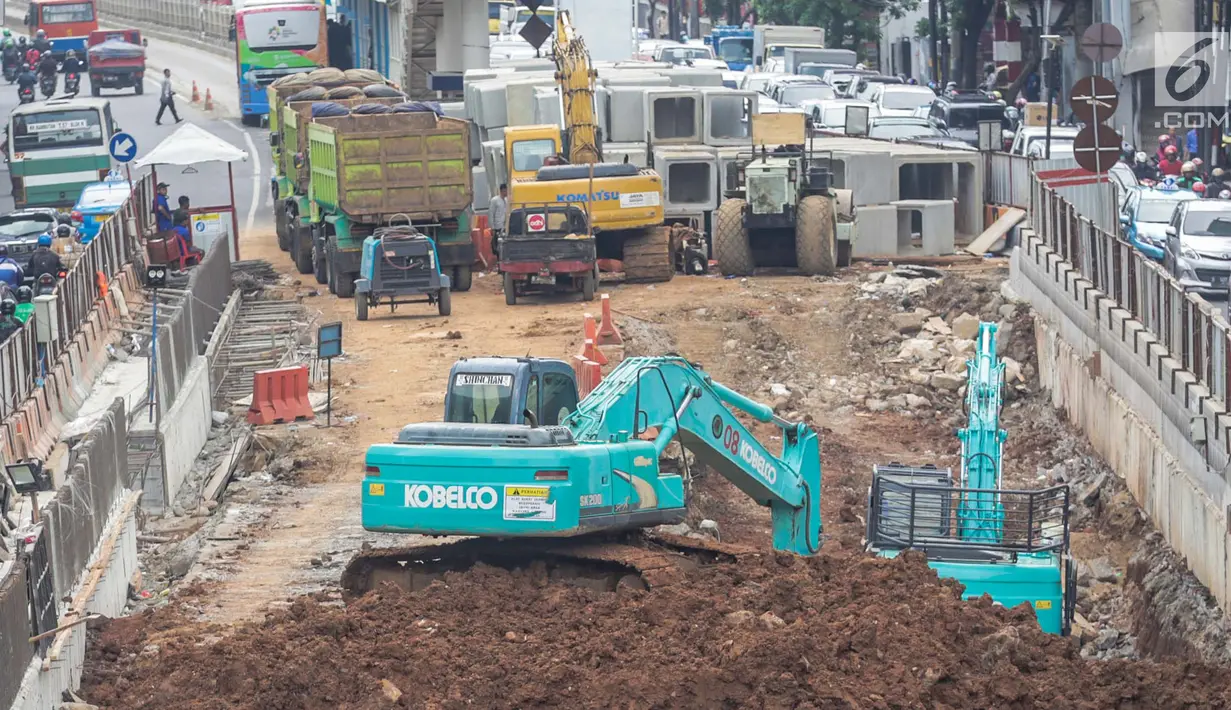 Pekerja mengunakan alat berat menyelesaikan pembangunan Mampang-Kuningan di kawasan Mampang, Jakarta, Rabu (27/12). Proyek itu diharapkan dapat memperlancar arus kendaraan dari arah Mampang menuju Kuningan maupun sebaliknya. (Liputan6.com/Faizal Fanani)