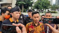 Anggota organisasi DN FABB melaporkan mantan Menpora Roy Suryo ke Polda Metro Jaya atas unggahan meme stupa Candi Borobudur mirip Jokowi. (Liputan6.com/Ady Anugrahadi)