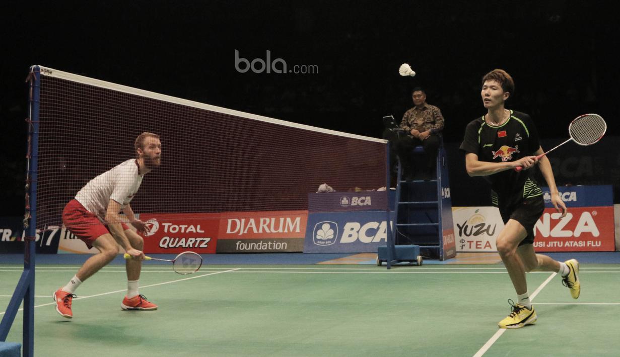 Pasangan Denmark, Carsten Morgensen, berhadapan langsung dengan Pasangan China, Li Junhui. Pada gim ketiga Li/Liu dan Boe/Morgensen kembali saling berbalas poin. (Bola.com/M Iqbal Ichsan)