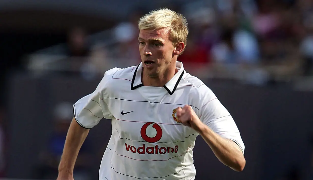 Gelandang serang Inggris, Luke Chadwick yang telah pensiun pada Juli 2016 bersama Soham Rangers, dipromosikan ke tim utama Manchester United dari tim akademi pada 1999/2000. Hanya tampil 38 kali selama 5 musim dan lebih banyak dipinjamkan ke beberapa klub, ia akhirnya dilepas permanen ke West Ham United dengan status bebas transfer pada awal musim 2004/2005 dan hanya bertahan semusim saja. (AFP/Getty Images/Phil Cole)