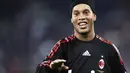 Gaya striker AC Milan asal Brasil Ronaldinho di laga lanjutan Serie A melawan Bari di San Nicola Stadium, Bari, 21 Februari 2010. AFP PHOTO / FILIPPO MONTEFORTE