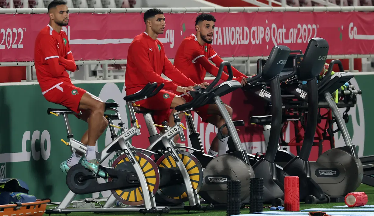Penyerang Maroko, Youssef En-Nesyri, bek Achraf Hakimi dan Noussair Mazraoui berlatih selama sesi latihan di Stadion Al Duhail SC di Doha pada 13 Desember 2022. Maroko akan bertanding melawan Prancis dalam pertandingan semifinal Piala Dunia 2022 di Stadion Al Bayt, Al Khor, Kamis (15/12/2022) pukul 02.00 WIB. (AFP/Karim Jaafar)