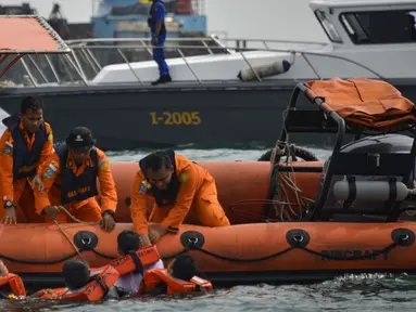 Personel Basarnas mengevakuasi korban selama simulasi penyelamatan pengungsi luar negeri di perairan Banda Aceh, Kamis (17/10/2019). Kegiatan diikuti peserta dari lintas stake holder terkait, termasuk unsur TNI, Polri, relawan dan pimpinan lembaga peduli bencana di Aceh. (CHAIDEER MAHYUDDIN/AFP)