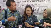 Manajer Persibara Banjarnegara, Lasmi Indaryani menyambangi Gedung Mapolda Metro Jaya. (Merdeka.com/Ronald)