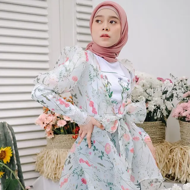 Gaya Pemotretan Lesty Kejora, Tampil Memukau Dalam Balutan Warna Pastel. (Sumber: Instagram/sidelinelabel)