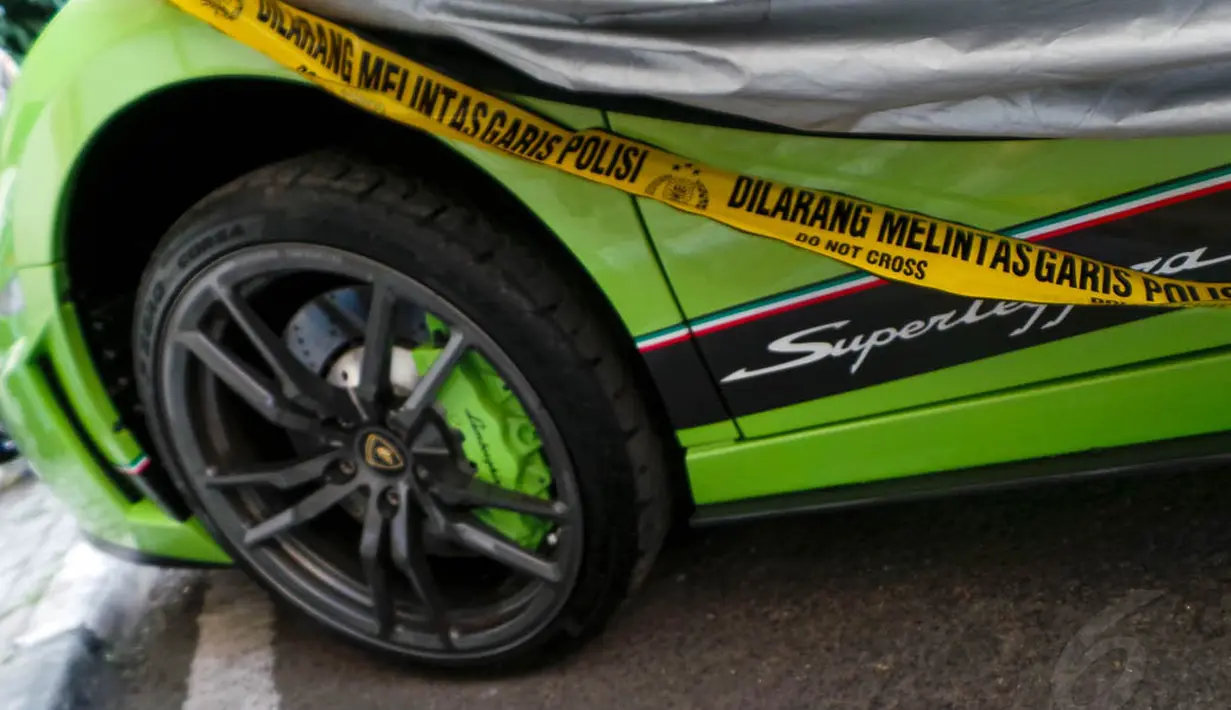 Lamborghini dengan nomor polisi B 1285 SHP itu tampak dipasangi garis polisi, Jakarta, (1/9/14). (Liputan6.com/Faizal Fanani)