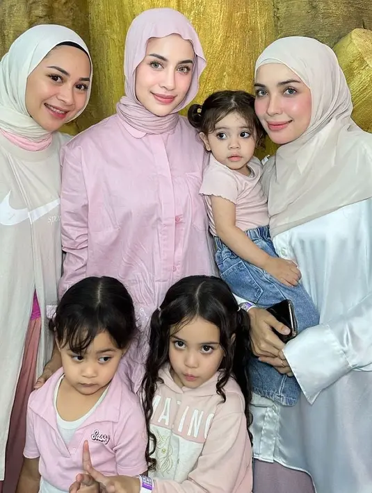 Hamidah tampil dengan kemeja putih dipadukan celana pink. [@aghnia]