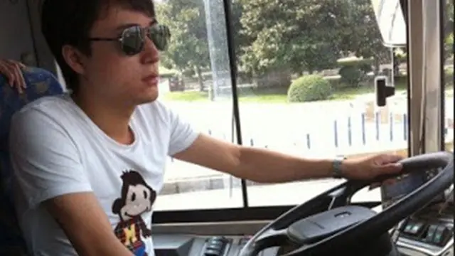 Seorang pengemudi bus berusia 27 tahun disebut-sebut paling tampan dan seksi di Tiongkok setelah fotonya beredar di dunia maya.