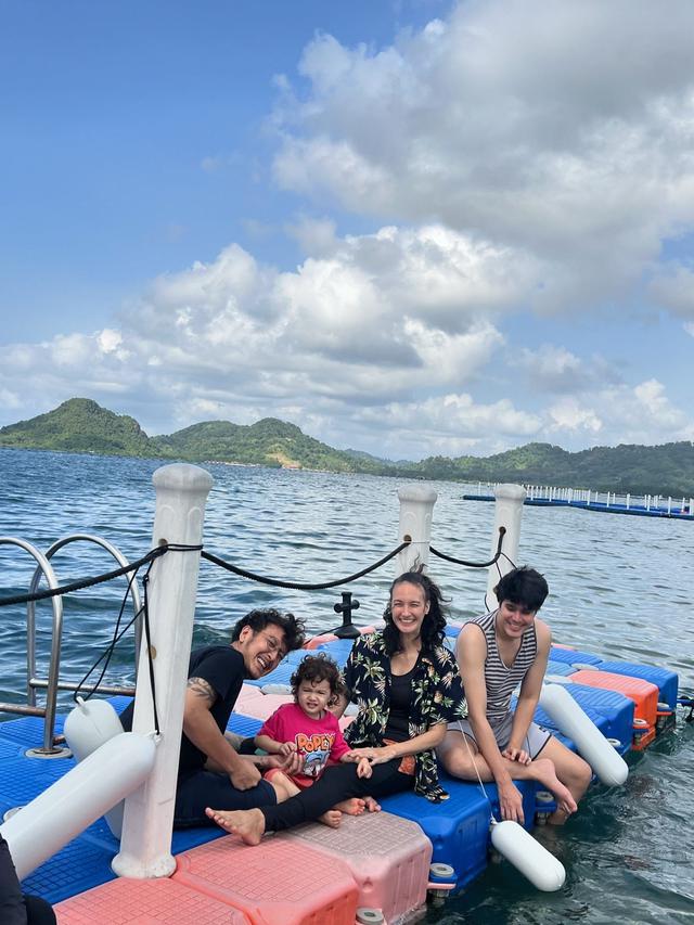 7 Potret Nadine Chandrawinata Liburan ke Lampung, Ramai Bareng Rombongan Keluarga