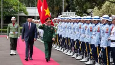 Menteri Pertahanan Republik Indonesia, Sjafrie Sjamsoeddin (tengah) bersama Menteri Pertahanan Nasional Vietnam Phan Van Gang (kanan) memeriksa pasukan jajar kehormatan di Kementerian Pertahanan di Jakarta pada Senin, 10 Maret 2025. (Aditya Irawan/AFP)
