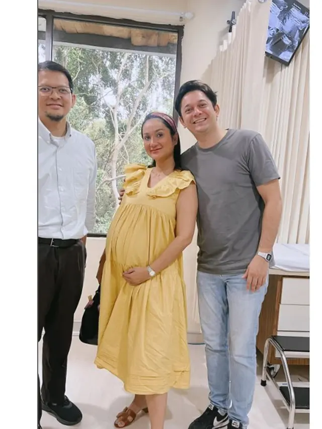 Dituding Selingkuh, Ini 6 Potret Andrew Andika saat Temani Istri Periksa Kandungan