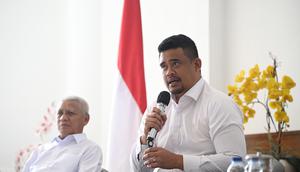 Gubernur Sumatera Utara (Sumut) Bobby Nasution resmi mengumumkan kenaikan Upah Minimum Provinsi (UMP) Sumut untuk tahun 2026 sebesar 7,9 persen. (Liputan6.com/Reza Efendi)