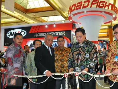 Menteri Perindustrian, Airlangga Hartarto memotong pita saat pembukaan Indonesia Motorcycle Show (IMOS) 2016 di JCC, Senayan, Jakarta, Rabu (2/11). Pameran IMOS 2016 diikuti oleh 39 peserta dan berlangsung dari 2- 6 November. (Liputan6.com/Angga Yuniar)