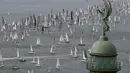 Ribuan kapal layar berkumpul sebelum perlombaan tahunan Barcolana di Pelabuhan Trieste, Italia, Minggu (11/10). Barcolana merupakan salah satu perlombaan kapal layar tahunan terbesar di dunia yang telah dimulai sejak 1969. (REUTERS/Stefano Rellandini)