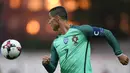 Bintang Portugal, Cristiano Ronaldo, berusaha mengontrol bola saat melawan Latvia pada laga kualifikasi Piala Dunia 2018 di Stadion Skonto, Riga, Jumat (9/6/2017). Latvia kalah 0-3 dari Portugal. (AFP/Janek Skarzynski)