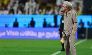 Jorge Jesus, pelatih Al Nassr, mendampingi timnya saat laga final AFC Champions League Two melawan Gamba Osaka, Minggu (17-5-2026) dini hari WIB. (Dok. X @AlNassrFC)