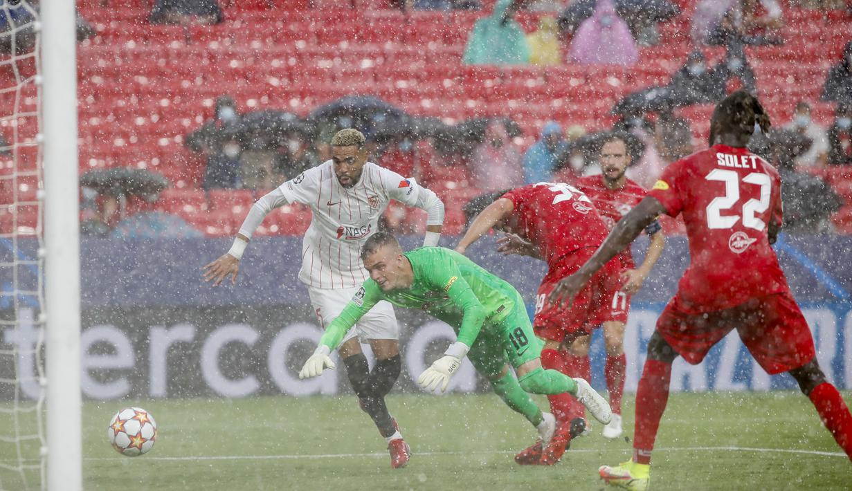 Laga Sevilla kontra RB Salzburg di Liga Champions berakhir sama kuat 1-1. (Foto: AP/Angel Fernandez)