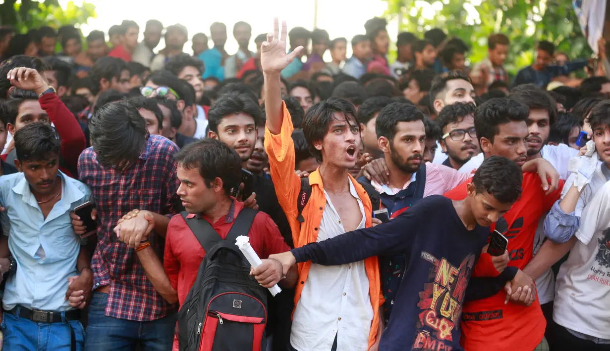 Sejumlah penggemar berkumpul di depan rumah Shah Rukh Khan pada hari ulang tahung sang aktor Bollywood di Mumbai, India, Kamis (2/11). Pria yang sering dipanggil SRK ini berulang tahun yang ke 52. (AP Photo/Rafiq Maqbool)