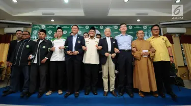 Ketum PP Pemuda Muhammadiyah, Dahnil Anzar Simanjuntak (tengah) bersama tokoh organisasi pemuda lintas agama usai memberi keterangan di Jakarta, Selasa (5/9). Mereka mengeluarkan pernyataan sikap terkait Rohingya . (Liputan6.com/Helmi Fithriansyah)