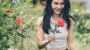 Senyum merekah terlihat jelas di paras Davika Hoorne. Davika yang memegangi mawar warna merah terlihat begitu memesona dengan senyum manisnya. Banyak fans terpukau dengan kecantikan Davika Hoorne saat di taman bunga mawar. (Liputan6.com/IG/@davikah)