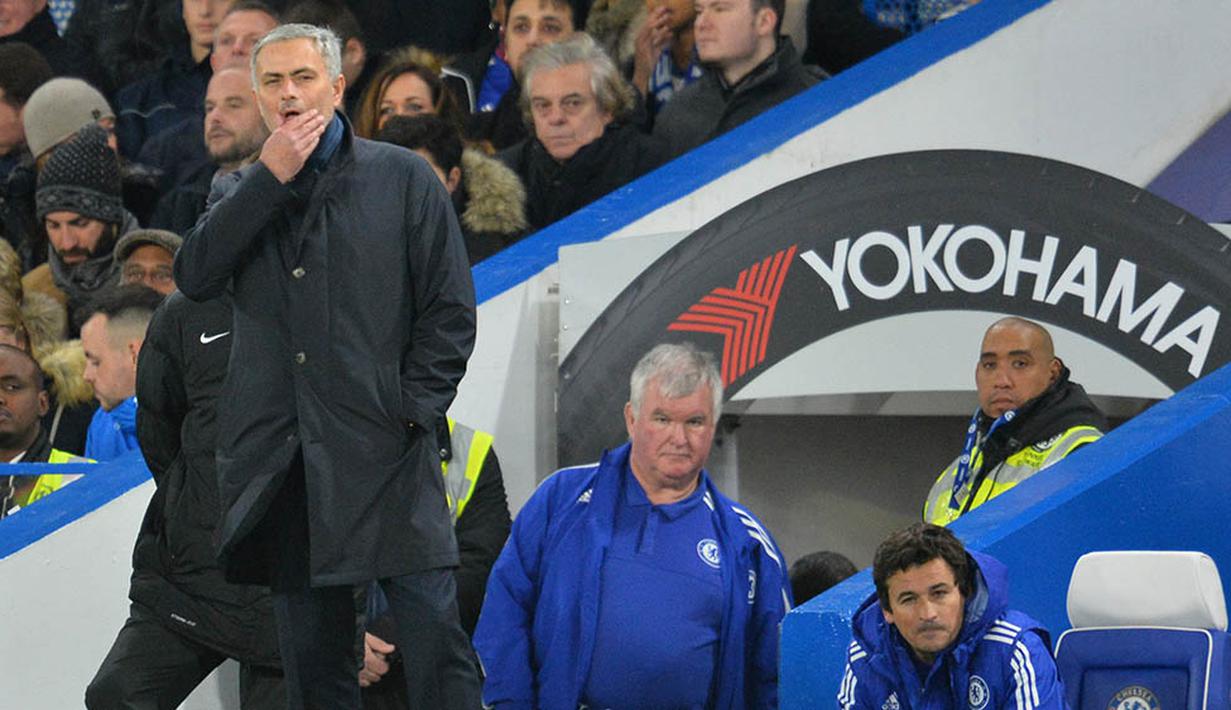 Pelatih Chelsea, Jose Mourinho, tampak murung usai kalah dari Bournemouth 0-1 pada laga Liga Premier Inggris di Stadion Stamford Bridge, Inggris, Sabtu (5/12/2015). (AFP Photo/Glyn Kirk)