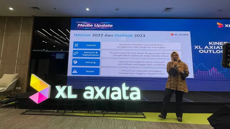 Presdir dan CEO XL Axiata Dian Siswarini memaparkan kinerja XL Axiata di tahun 2022