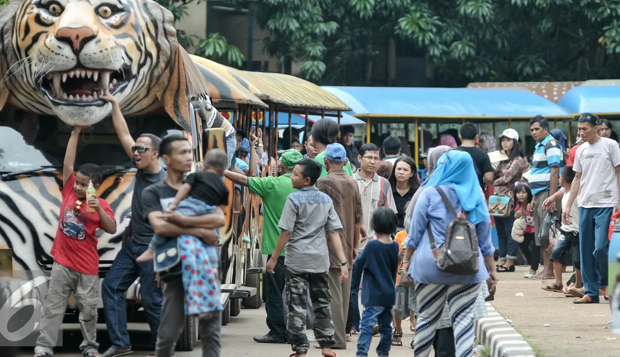 Kepadatan pengunjung di lokasi Taman Margasatwa Ragunan, Jakarta, Sabtu (9/7). Pengunjung Taman Margasatwa Ragunan kembali membeludak di akhir libur Lebaran. (Liputan6.com/Yoppy Renato)