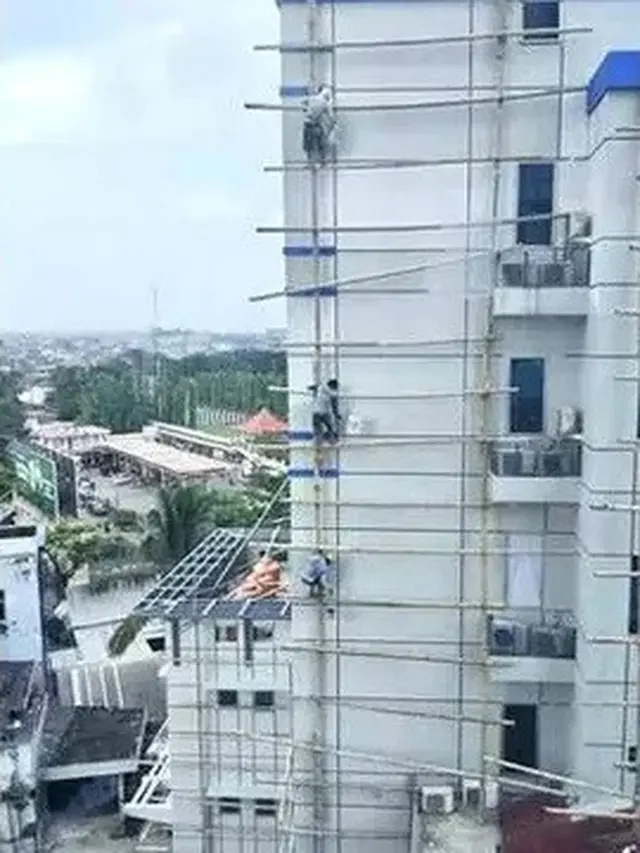 6 Aksi Kuli Bangunan di Atas Ketinggian Ini Penuh Nyali, Bikin Merinding