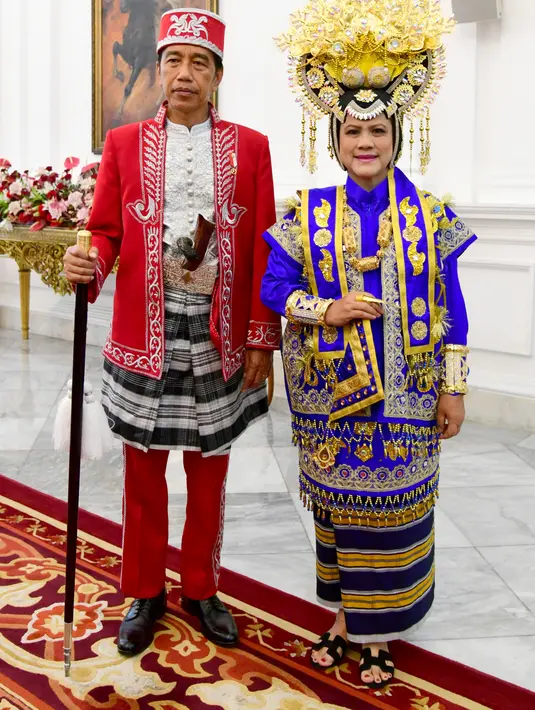 <p>Presiden Joko Widodo (kiri) didampingi Ibu Negara Iriana Joko Widodo mengenakan baju adat Dolomani dari Buton pada Upacara Peringatan Detik-Detik Proklamasi Kemerdekaan ke-77 Republik Indonesia di Istana Merdeka, Jakarta, Rabu (17/8/2022). HUT ke-77 RI tersebut mengangkat tema Pulih Lebih Cepat, Bangkit Lebih Kuat. (Foto: Muchlis Jr - Biro Pers Sekretariat Presiden)</p>