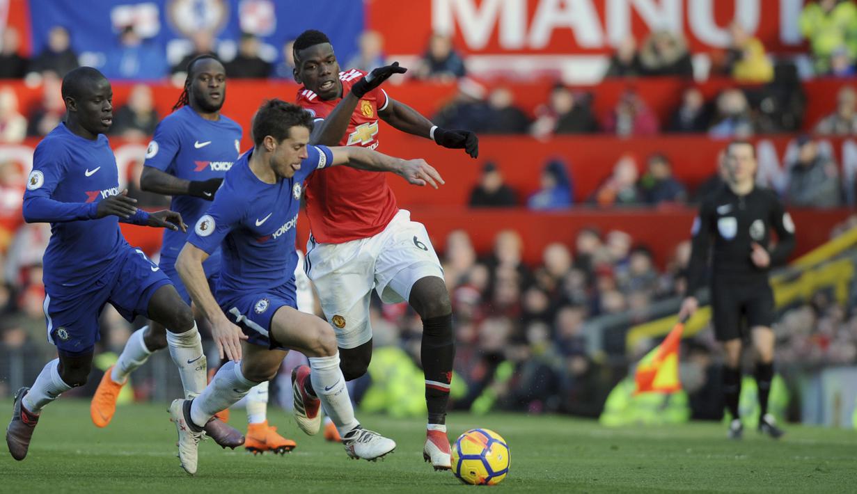 Pemain Chelsea, Cesar Azpilicueta berebut bola dengan pemain Manchester United, Paul Pogba pada lanjutan Premier League di Old Trafford stadium, Manchester, (25/2/2018). Manchester United menang 2-1. (AP/Rui Vieira)