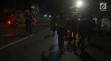 Petugas gabungan melakukan razia terhadap waria di kawasan Duren Sawit, Jakarta, Jumat (25/5). Razia tersebut digelar pada malam hari guna memudahkan penangkapan warga yang bekerja sebagai waria, pemulung hingga pengamen. (Merdeka.com/Imam Buhori)