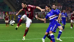 Penyerang AC Milan, Mattia Destro (kiri) berusaha mengontrol bola dari kejaran bek sampdoria Matias Silvestre pada laga serie A di  di San Siro, Senin (13/04/2015). AC Milan bermain imbang 1-1 dengan Sampdoria.  (AFP PHOTO /Giuseppe Cacace)