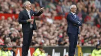 Gaya Jose Mourinho (kiri) dipinggir lapangan saat timnya melawan Leicester City pada laga Premier League di Stadion Old Trafford, Sabtu (24/9/2016) WIB. (Action Images via Reuters/Carl Recine)